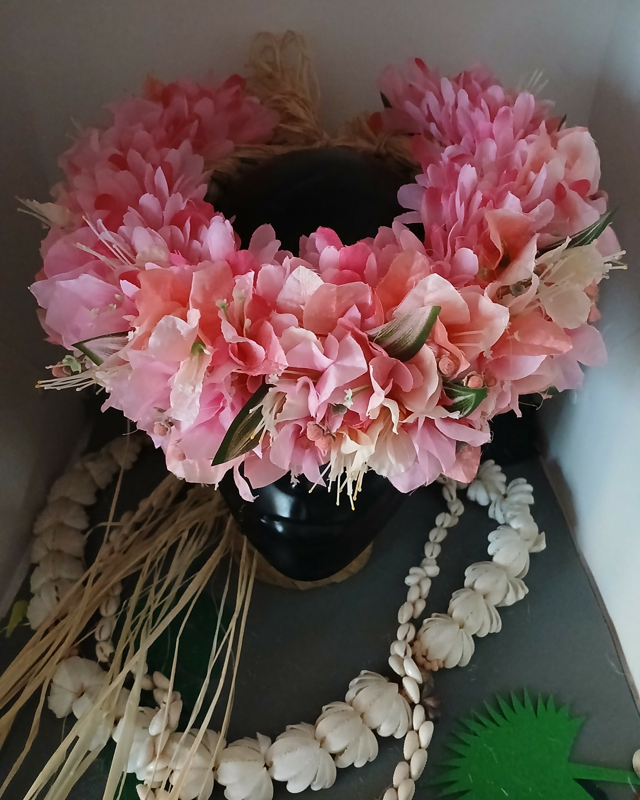 couronne toutes fleurs Tahiti bougainvillier rose et pêche flamboyant by Vaite.e.Tiare créations