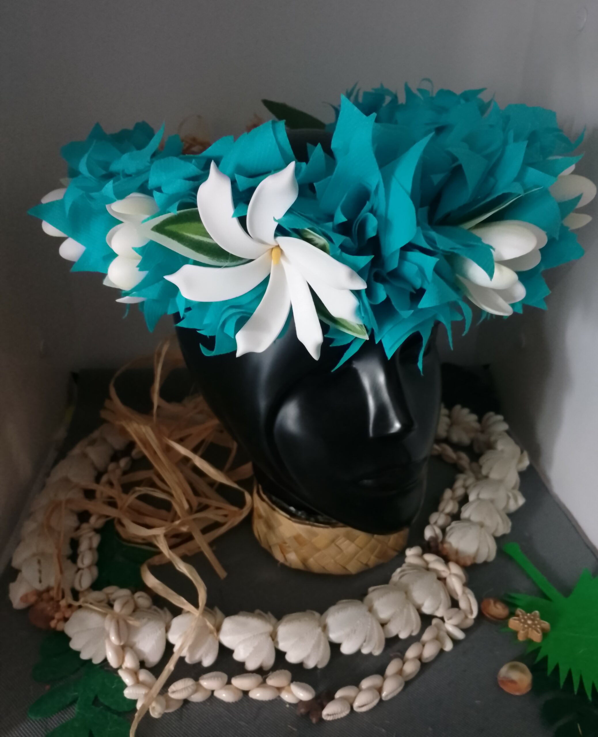 Couronne de tiare Tahiti bleu lagon avec sept tiare by Vaite.e.Tiare créations