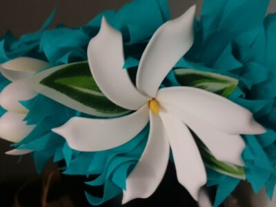 Couronne de tiare Tahiti bleu lagon avec sept tiare by Vaite.e.Tiare créations