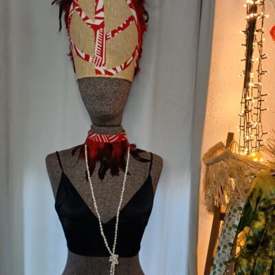 Combiné more coiffe collier paréo rouge et plumes
