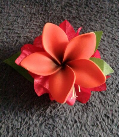 Poara-tipanie-orange-et-brins-de-bougainvilliers-rouges-by-Vaite.e.Tiare-creations-