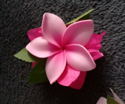 Poara-tipanie-rose-fuchsia-et-brins-de-bougainvilliers-roses-pales-by-Vaite.e.Tiare-creations