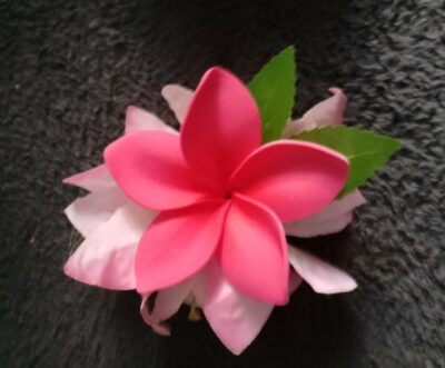 Poara-tipanie-rose-fuchsia-et-brins-de-bougainvilliers-roses-pales-by-Vaite.e.Tiare-creations
