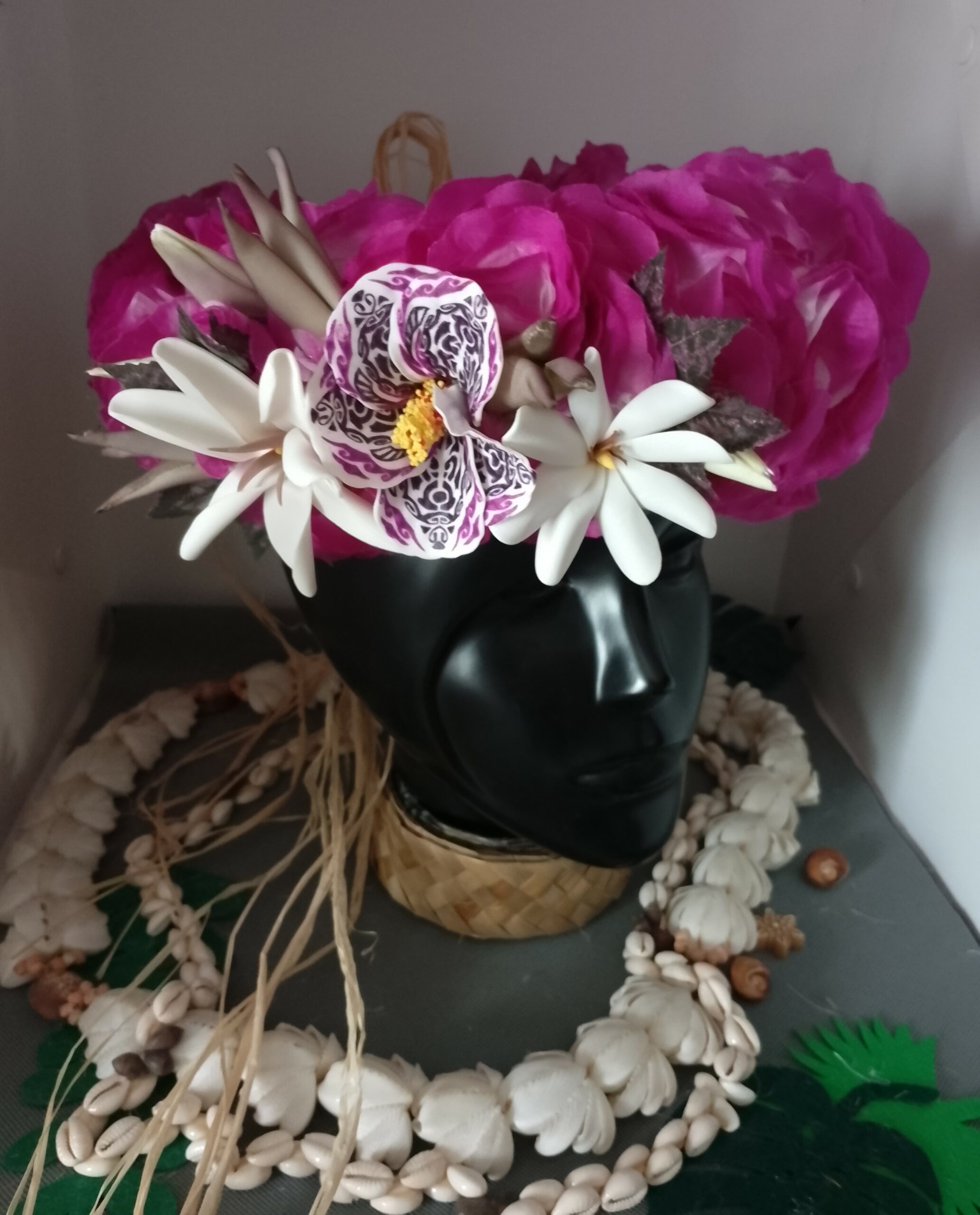 Couronne tiare Tahiti blanche bords violets deux tiare et un hibiscus tatoué Vaite.e.Tiare créations