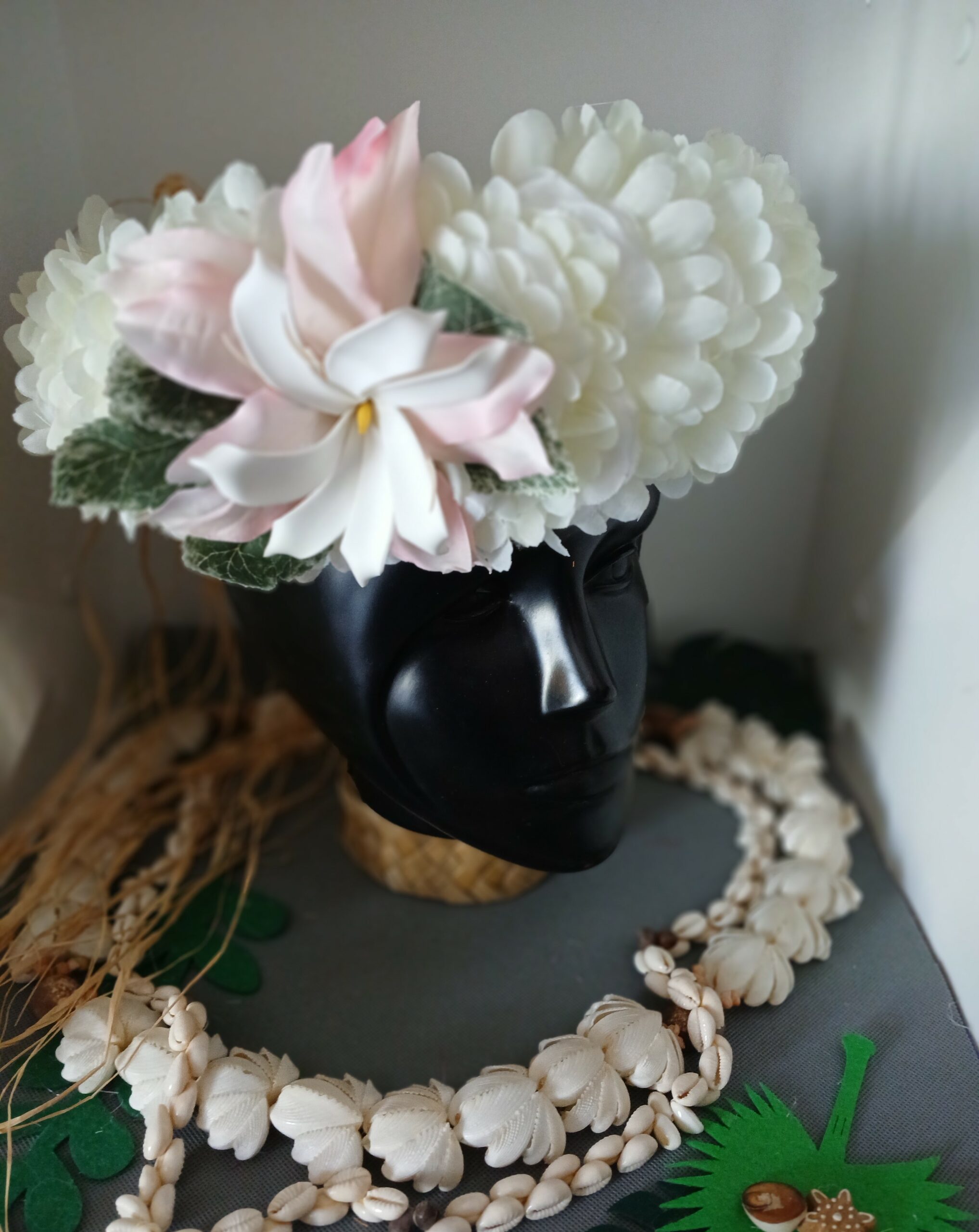 Couronne de tiare Tahiti blanche tiare posée sur amaryllis by Vaite.e.Tiare créations