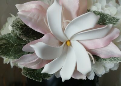 Couronne de tiare Tahiti blanche tiare posée sur amaryllis by Vaite.e.Tiare créations