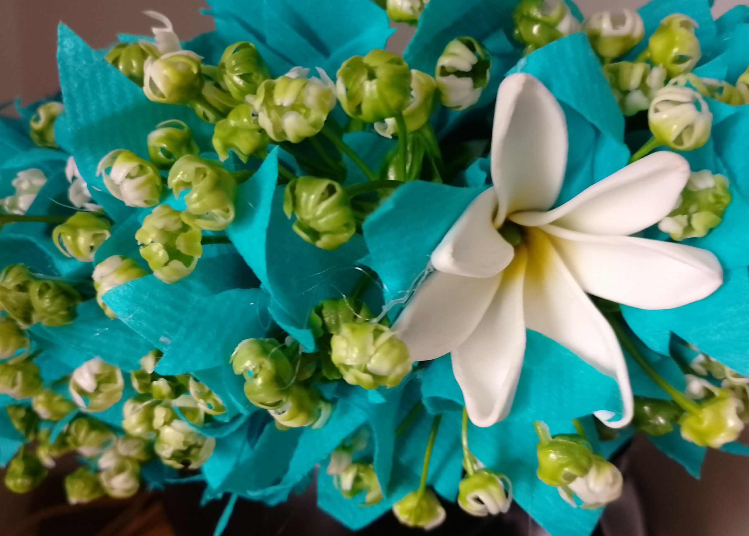 Couronne tiare Tahiti bleue lagon corolle de gypsophile tiare entre ouverte Vaite.e.Tiare créations