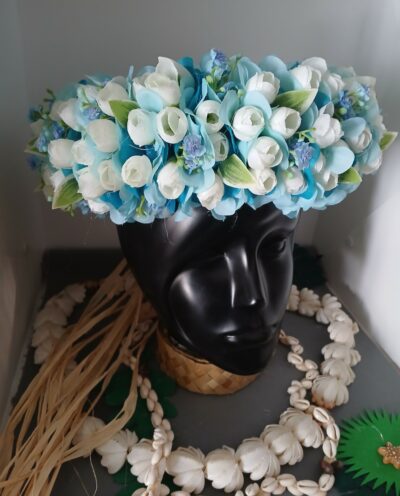 Couronne toutes fleurs bleu barrière de corail boutons et gypsophyle bleu