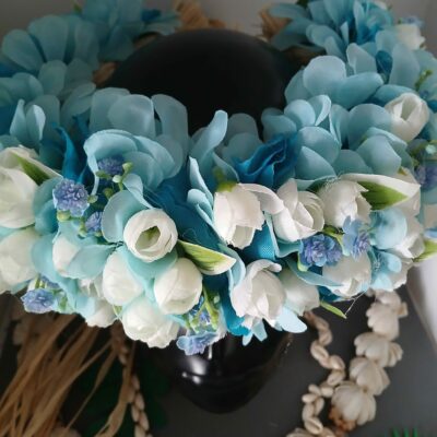 Couronne de fleurs Tahiti bleue boutons blancs et gypsophile bleu