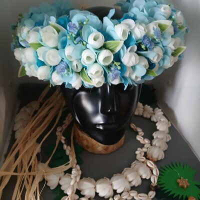 Couronne de fleurs Tahiti bleue boutons blancs et gypsophile bleu