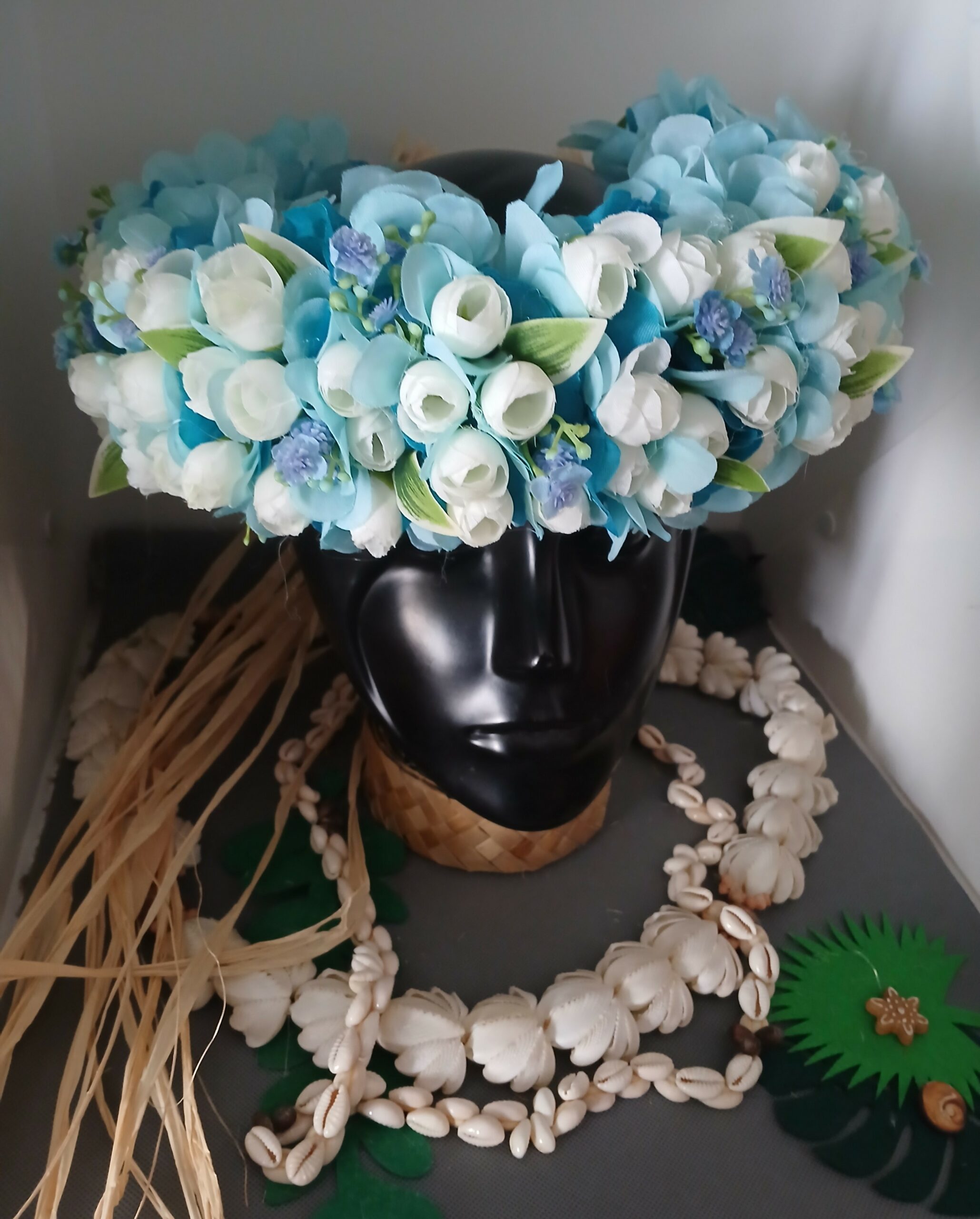 Couronne toutes fleurs bleu barrière de corail boutons et gypsophyle bleu