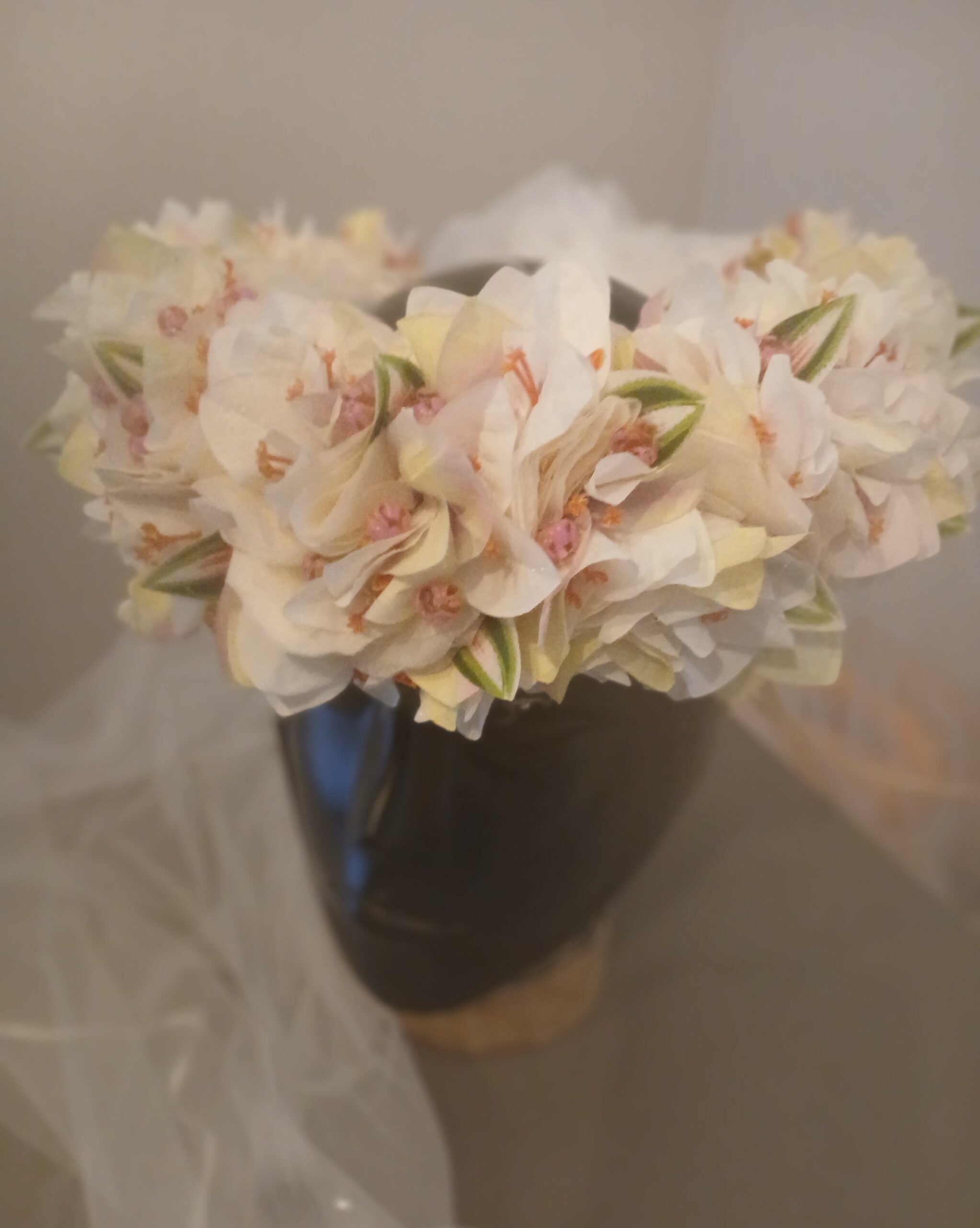 Fine couronne toutes fleurs Tahiti champagne bougainvilliers blancs et vanille aux bords vert anis et violets Vaite.e.Tiare créations