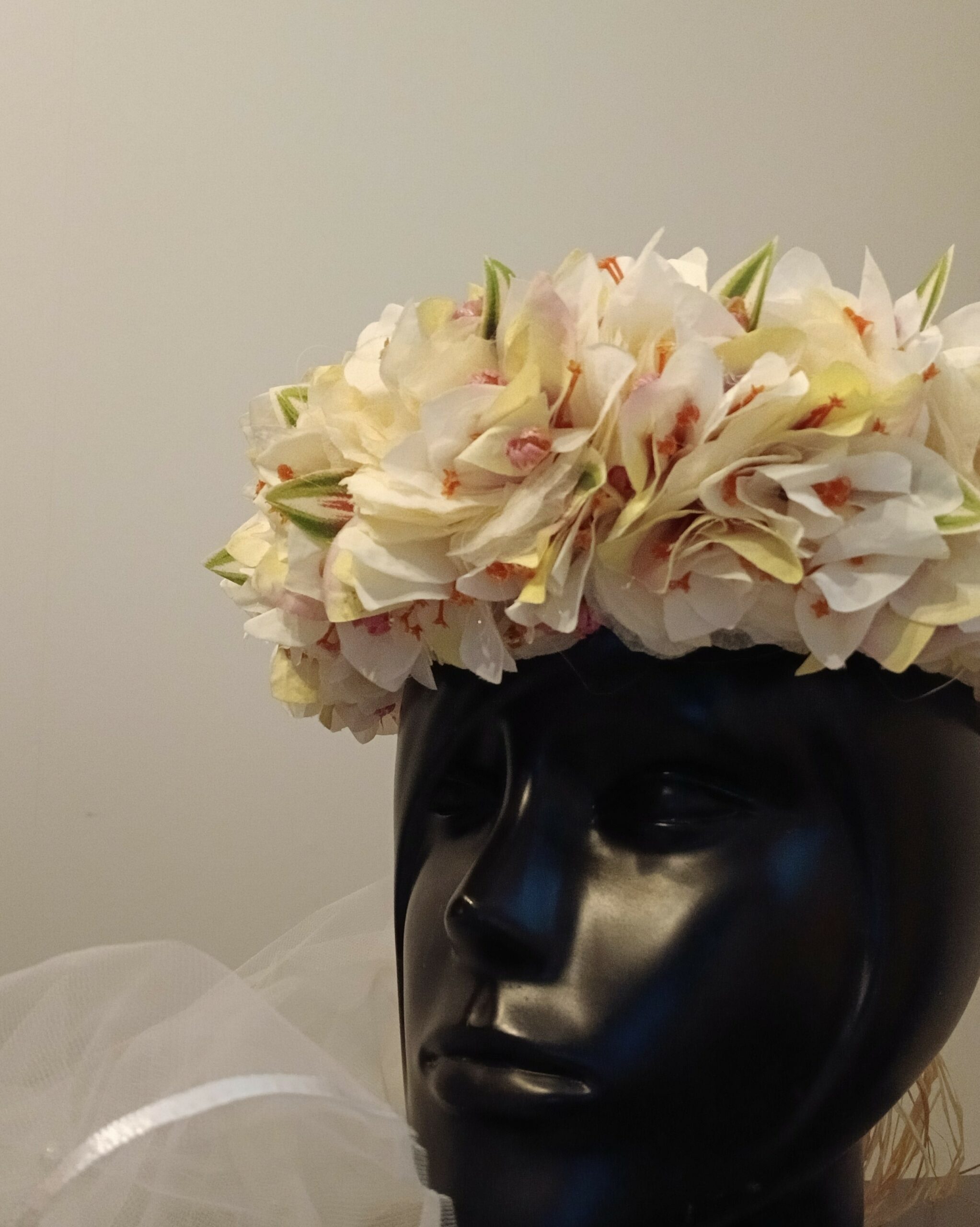 Fine couronne toutes fleurs Tahiti champagne bougainvilliers blancs et vanille aux bords vert anis et violets Vaite.e.Tiare créations