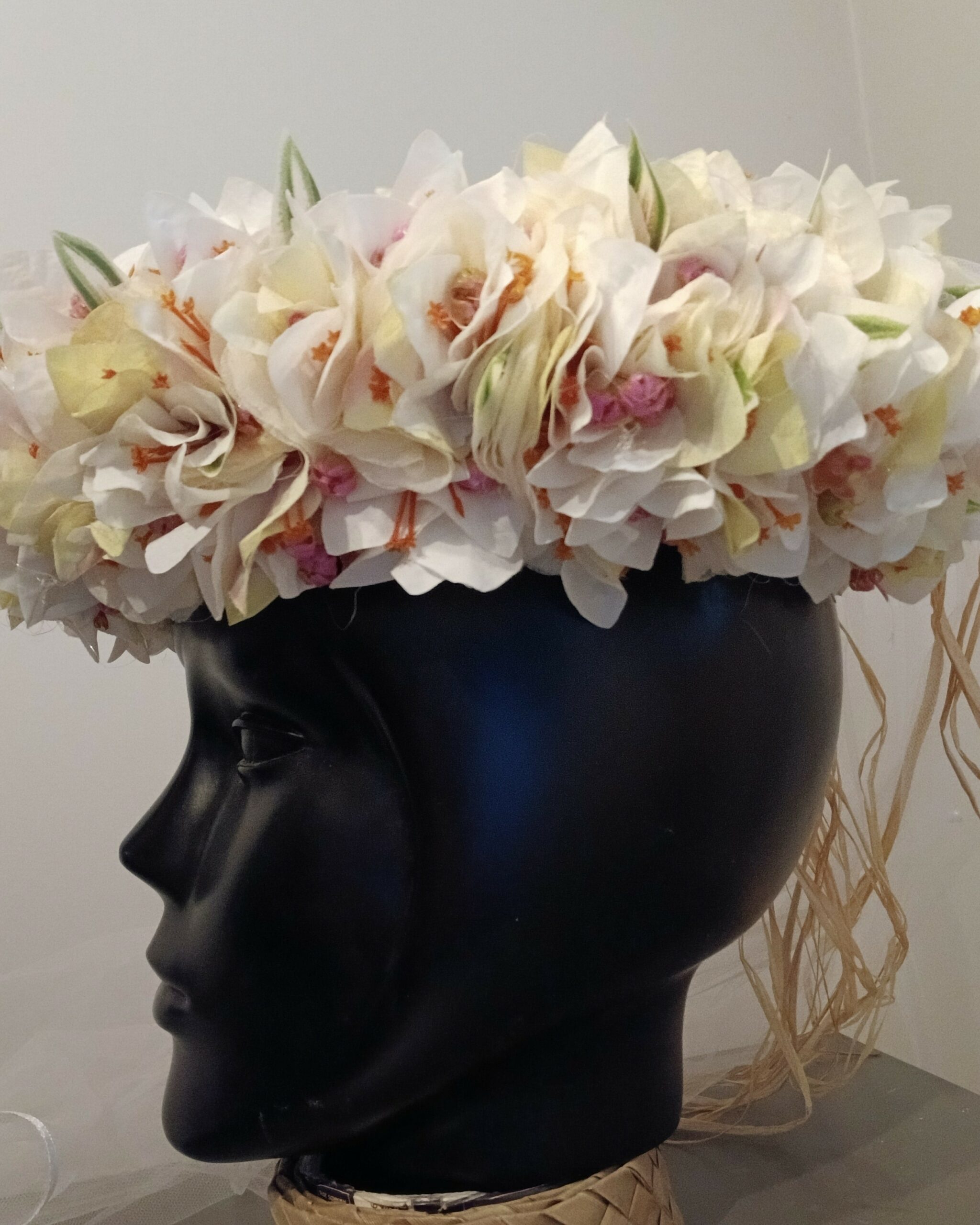 Fine couronne toutes fleurs Tahiti champagne bougainvilliers blancs et vanille aux bords vert anis et violets Vaite.e.Tiare créations
