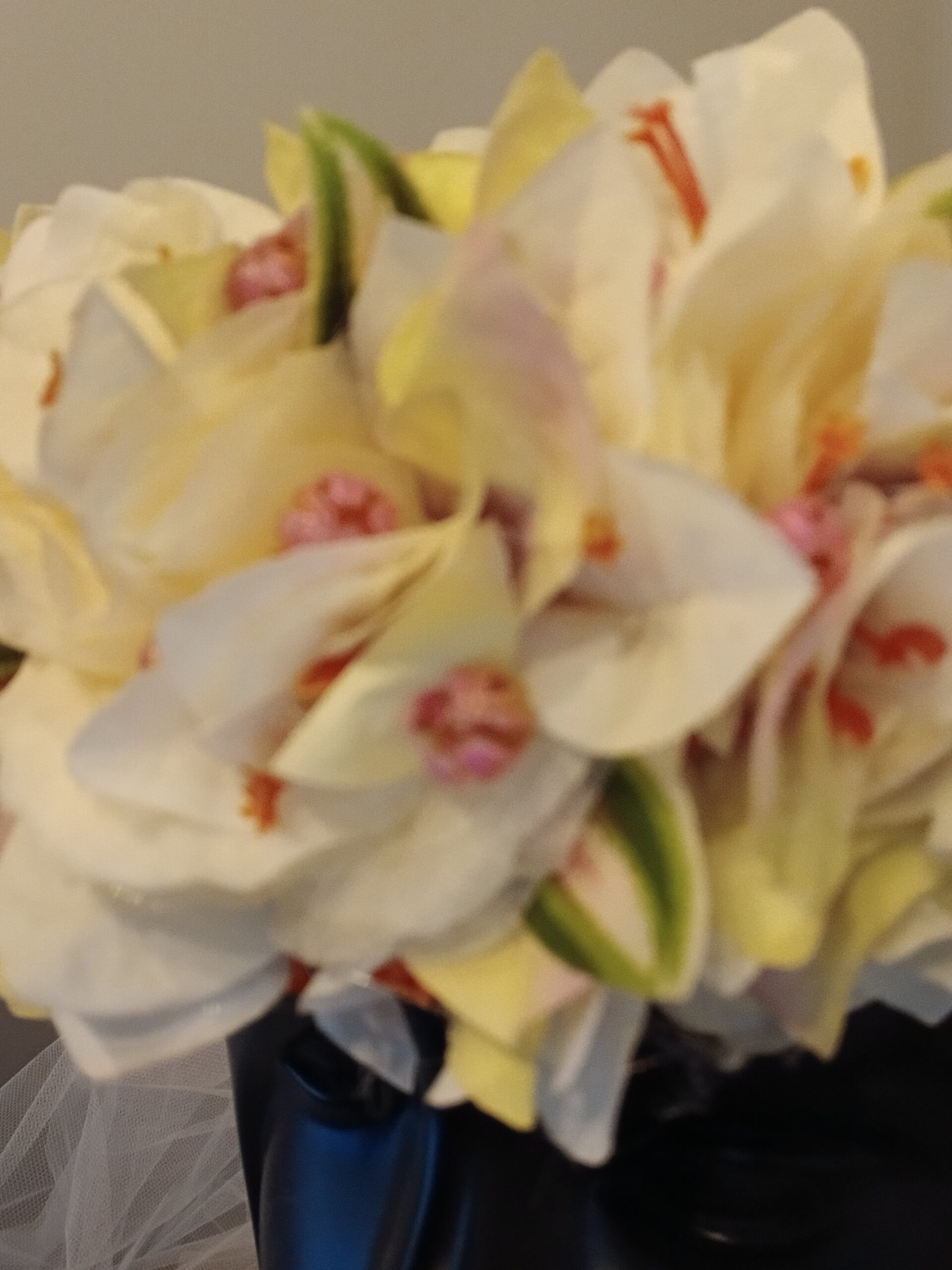 Fine couronne toutes fleurs Tahiti champagne bougainvilliers blancs et vanille aux bords vert anis et violets Vaite.e.Tiare créations