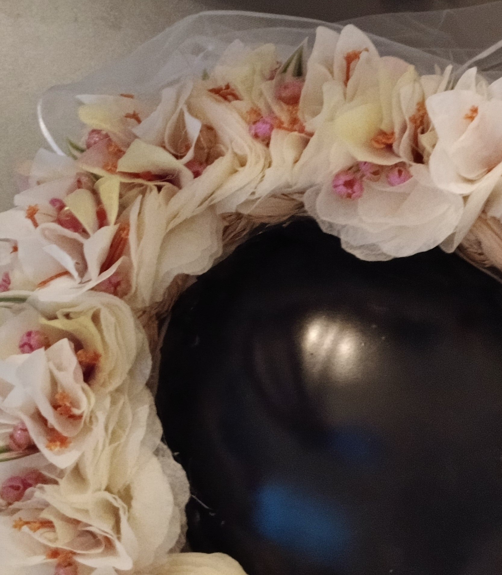 Fine couronne toutes fleurs Tahiti champagne bougainvilliers blancs et vanille aux bords vert anis et violets Vaite.e.Tiare créations