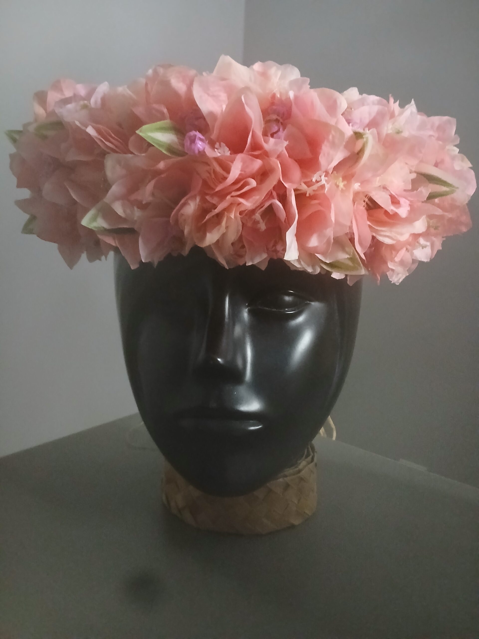 Fine couronne toutes fleurs Tahiti champagne bougainvilliers champagne rosés Vaite.e.Tiare créations