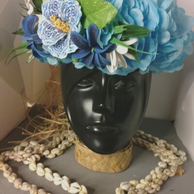 Couronne de fleur Tahiti bleue  tiare tatouée et entre ouverte hibiscus tatoué