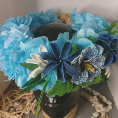 Couronne de fleur Tahiti bleue  tiare tatouée et entre ouverte hibiscus tatoué