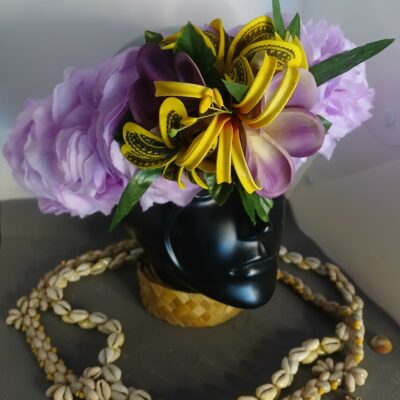 Couronne fleur Tahiti mauve deux tiare tatouée deux tipanie un grand lys élancé