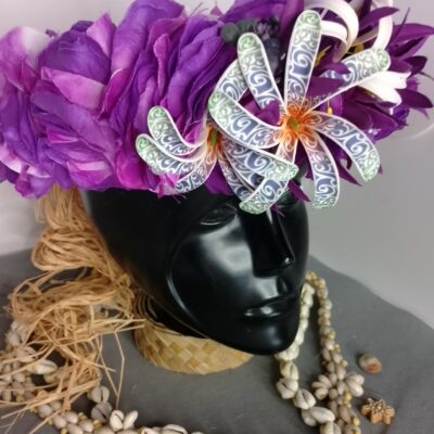 Couronne fleur Tahiti violette deux tiare tatouée grand lys élancé blanc