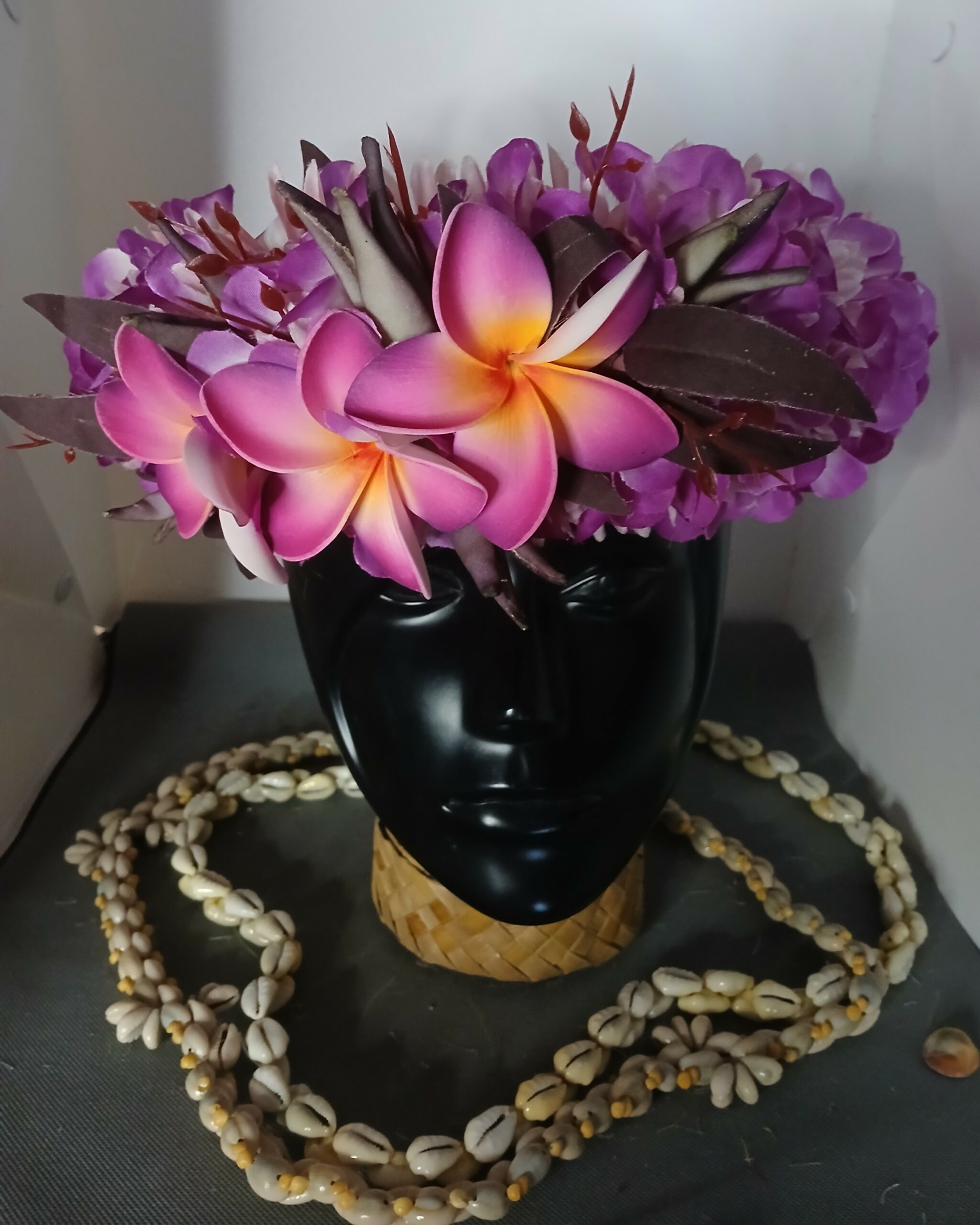 Couronne fleur Tahiti blanche bords violets trois tipanie coeur orangé bords violets Vaite.e.Tiare créations