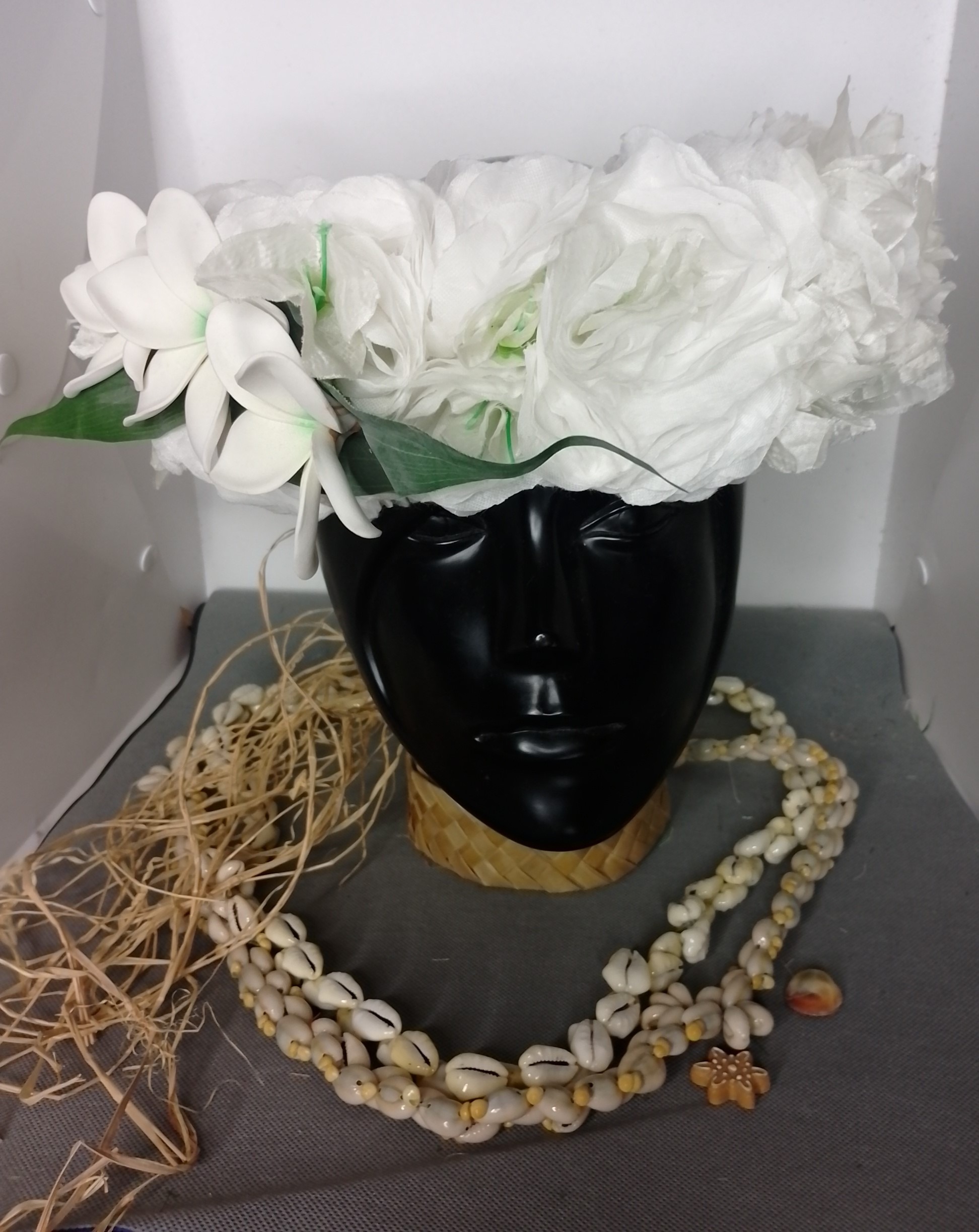 Couronne fleur Tahiti blanche bougainvillier blanc trois tipanie blancs cœur vert Vaite.e.Tiare créations