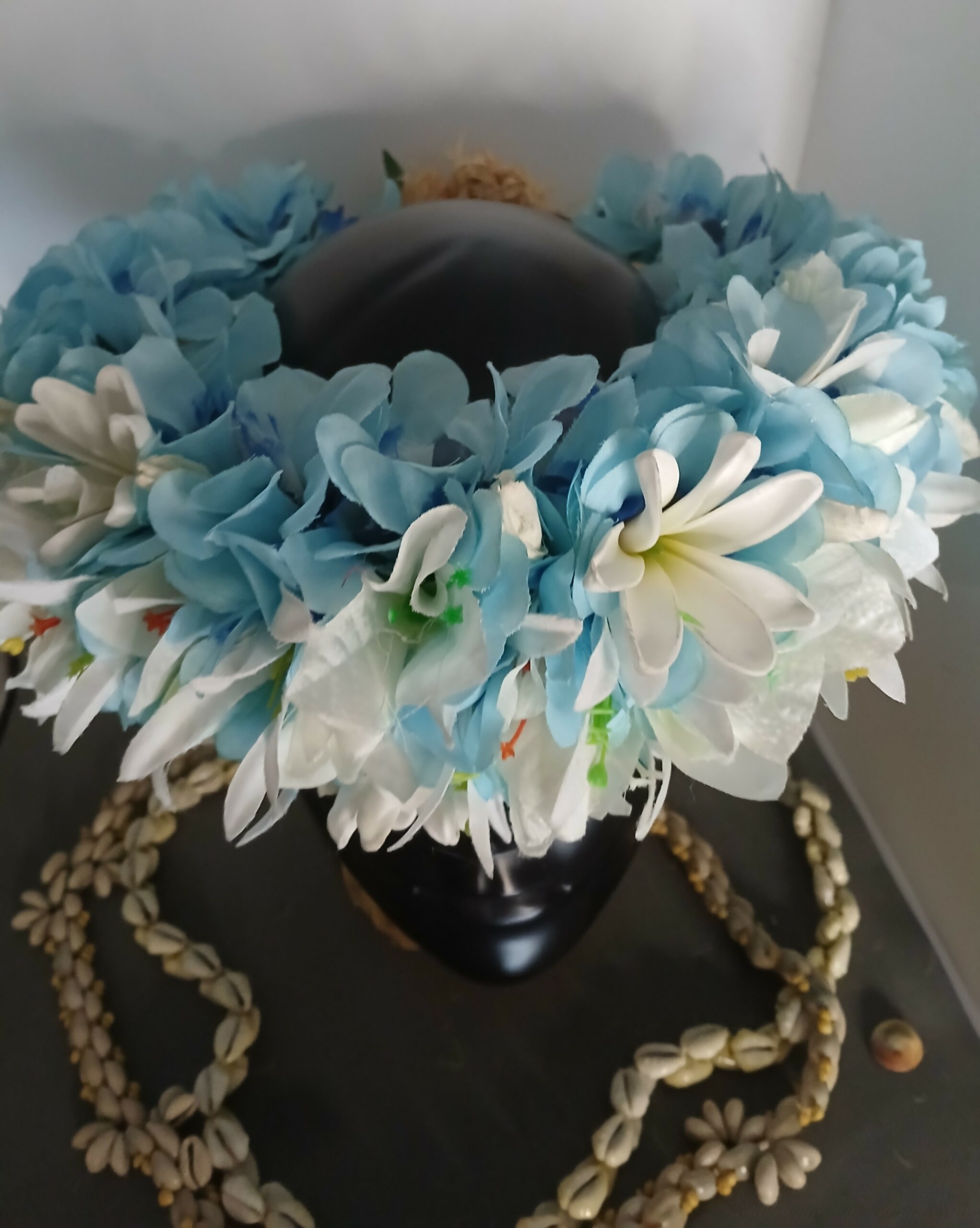 Couronne fleur Tahiti bleu lagon bougainvillier lys élancés boutons blancs et tiare entre ouverte Vaite.e.Tiare créations