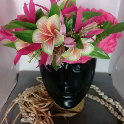 Couronne fleurs Tahiti fuchsia trois tipanie rainurés bords rouges lys élancés roses