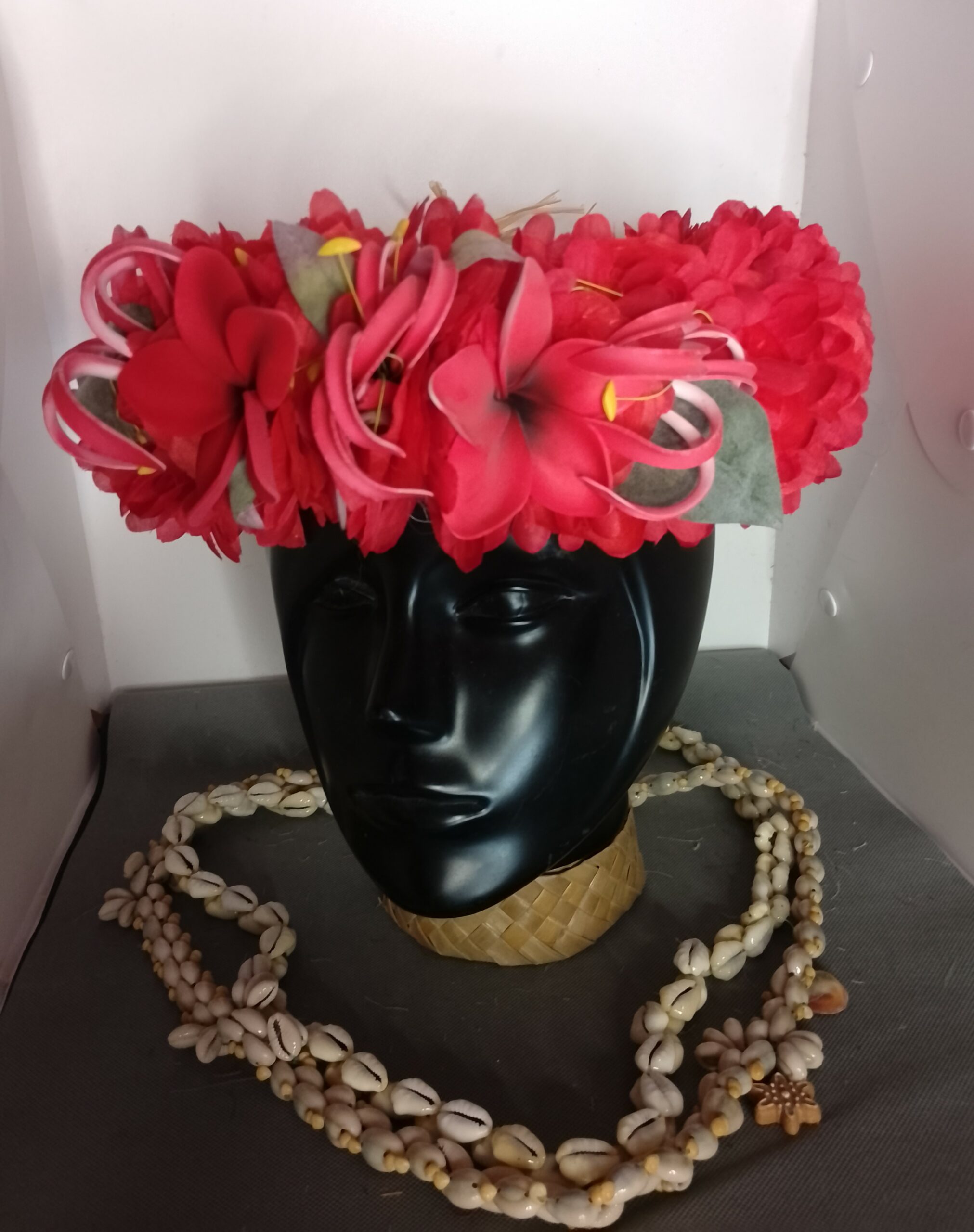 Couronne fleur Tahiti rouge deux tipanie rouges trois grands lys élancés Vaite.e.Tiare créations