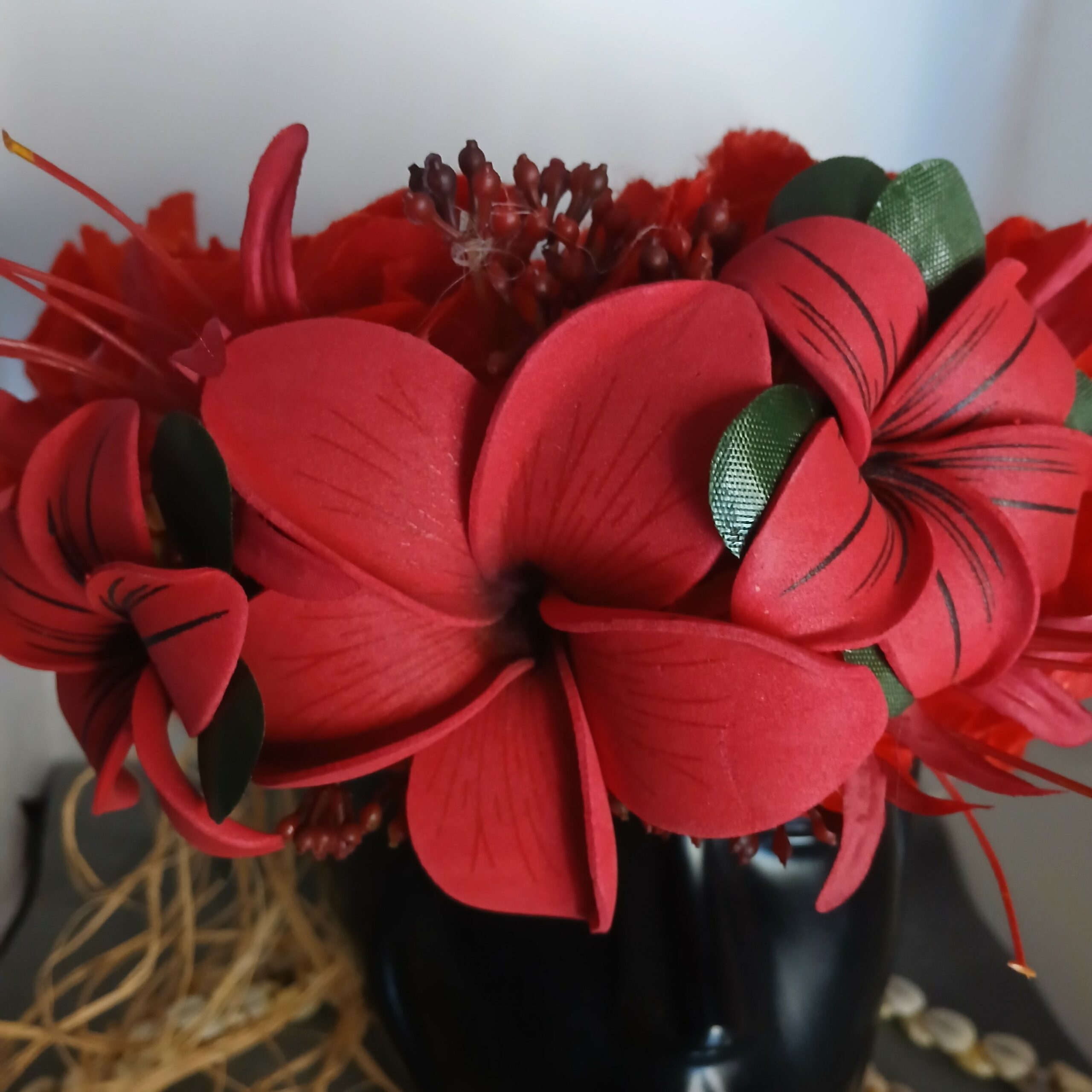 Couronne fleurs Tahiti rouge orangé trois tipanie lys élancés Vaite.e.Tiare créations