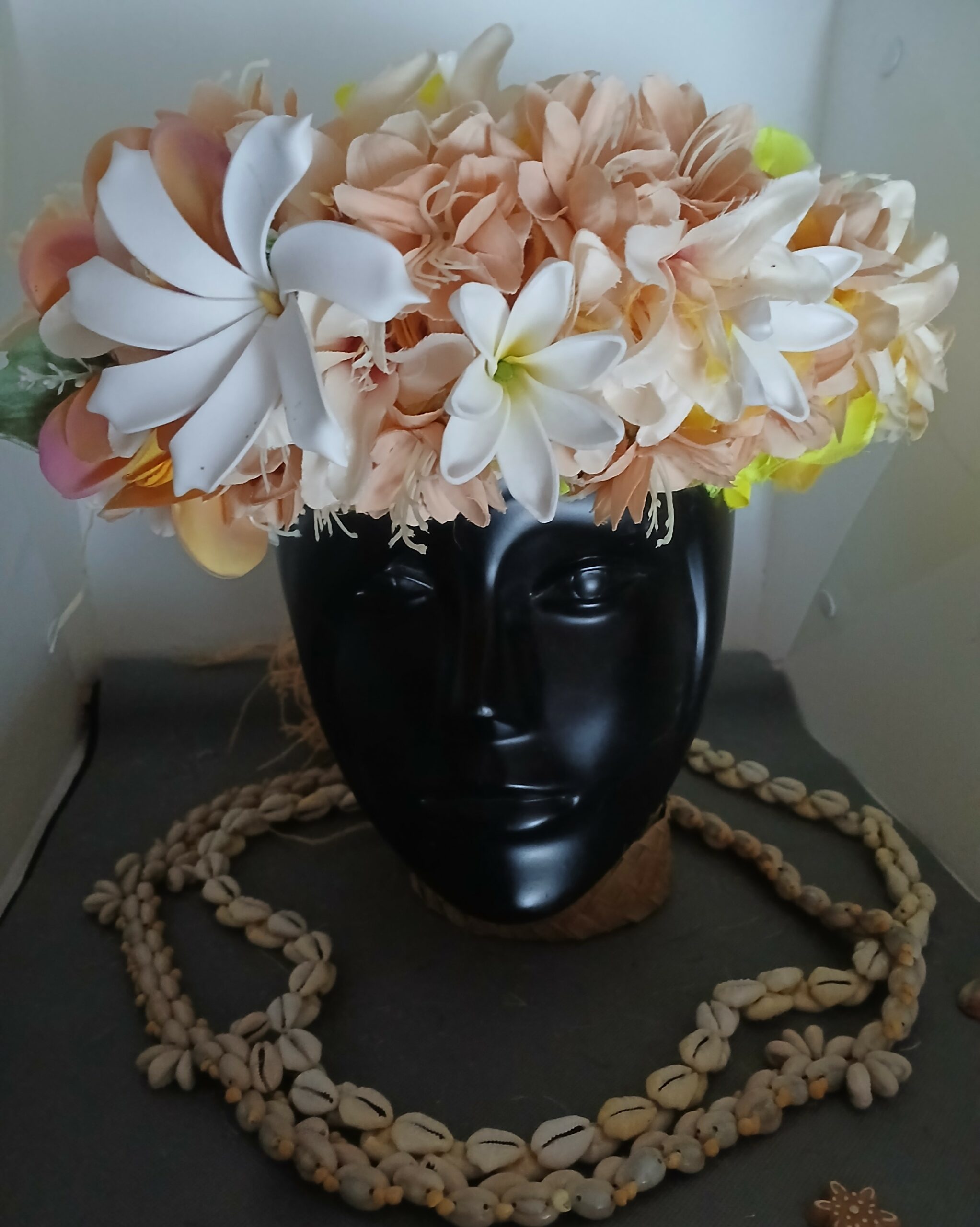 Couronne tiare Tahiti jaune bouquet varié tiare élégante et deux tiare entre ouverte 5 Vaite.e.Tiare créations