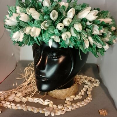 Couronne toute fleur effet végétal boutons blancs
