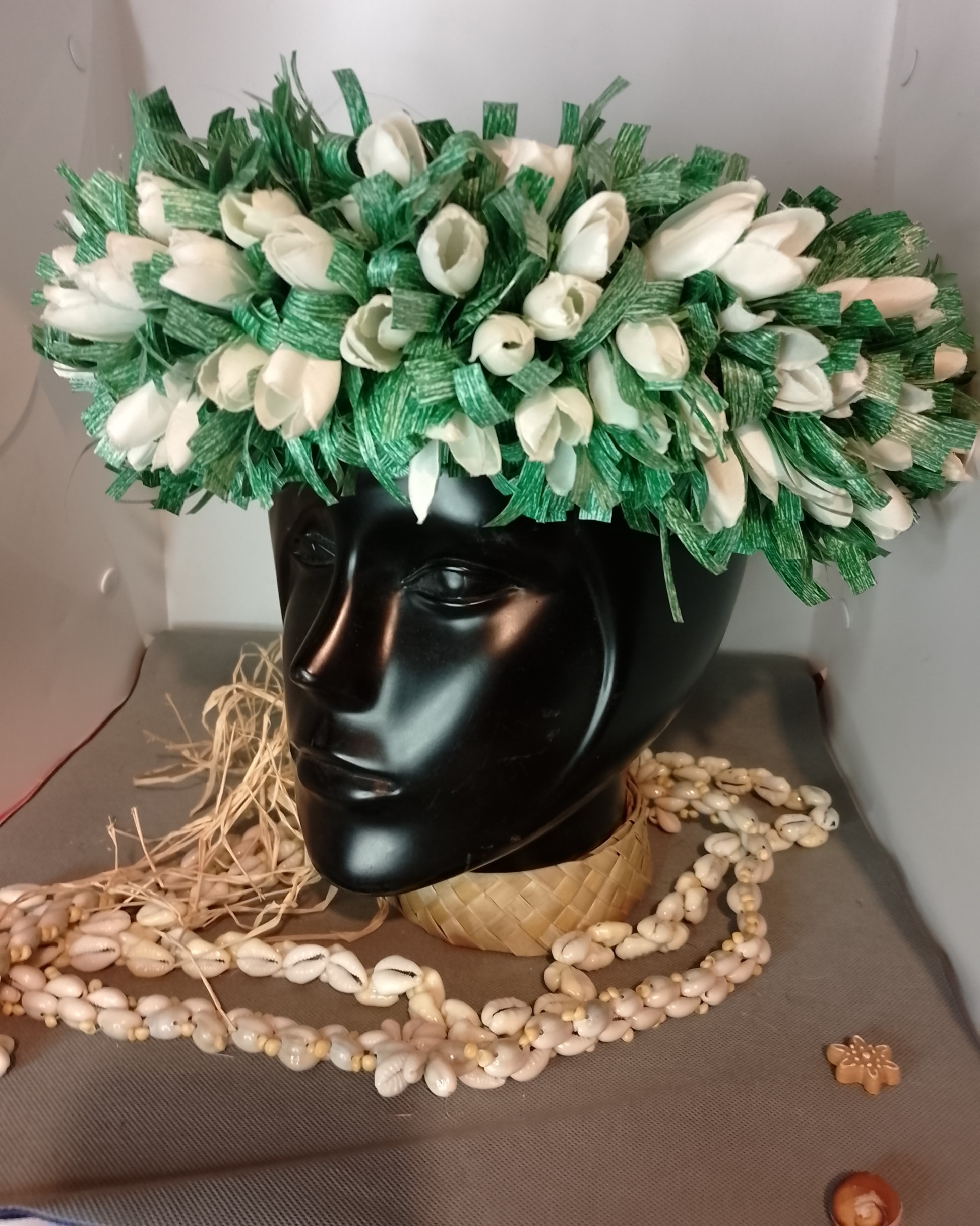 Couronne toute fleur effet végétal boutons blancs Vaite.e.Tiare créations