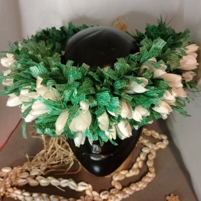 Couronne toute fleur effet végétal boutons blancs