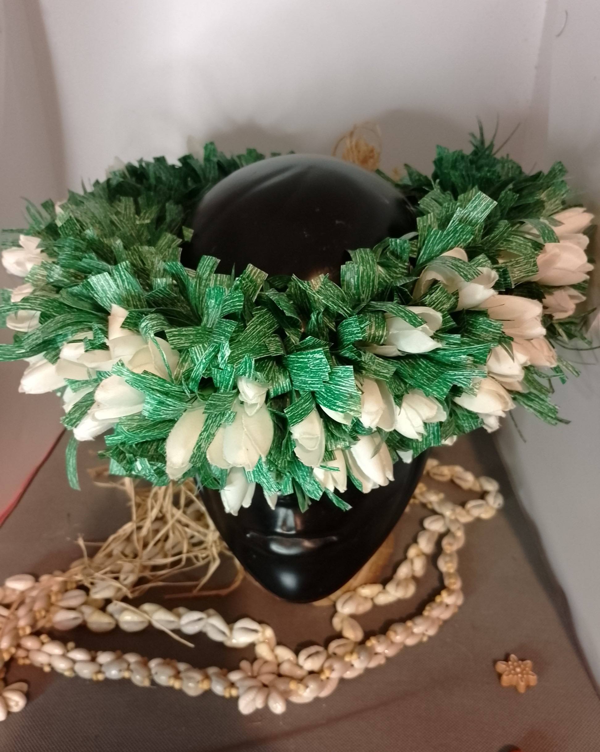 Couronne toute fleur effet végétal boutons blancs Vaite.e.Tiare créations