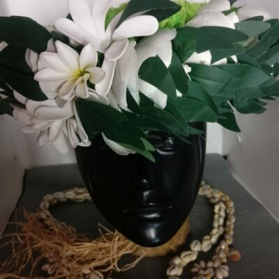 Couronne toute fleur effet végétal verte pétales d’opui tiare et boutons de tiare variés