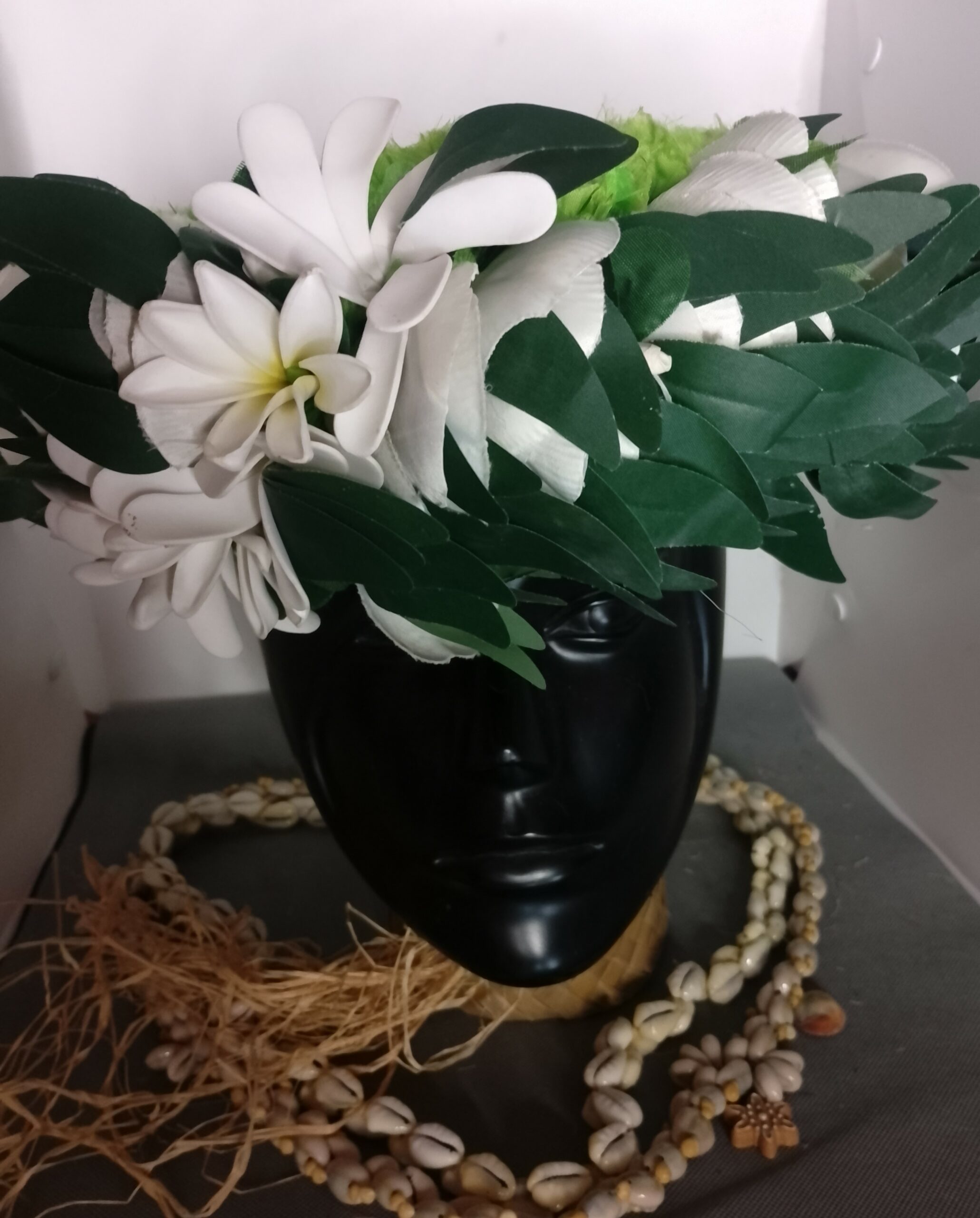 Couronne toute fleur effet végétal verte pétales d'opui tiare et boutons de tiare variés Viate.e.Tiare créations