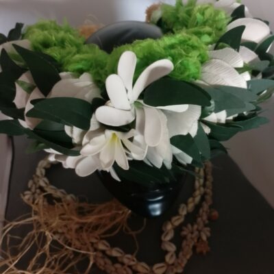 Couronne toute fleur effet végétal verte pétales d’opui tiare et boutons de tiare variés