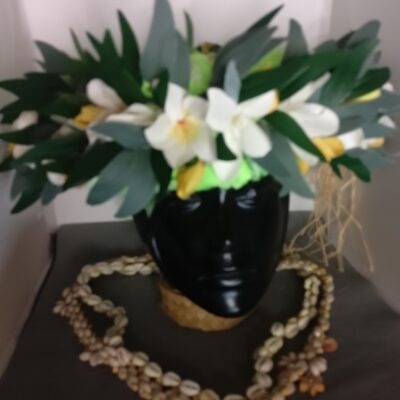 Couronne toute fleur Tahiti effet végétal verte tipanie blanc et boutons jaunes