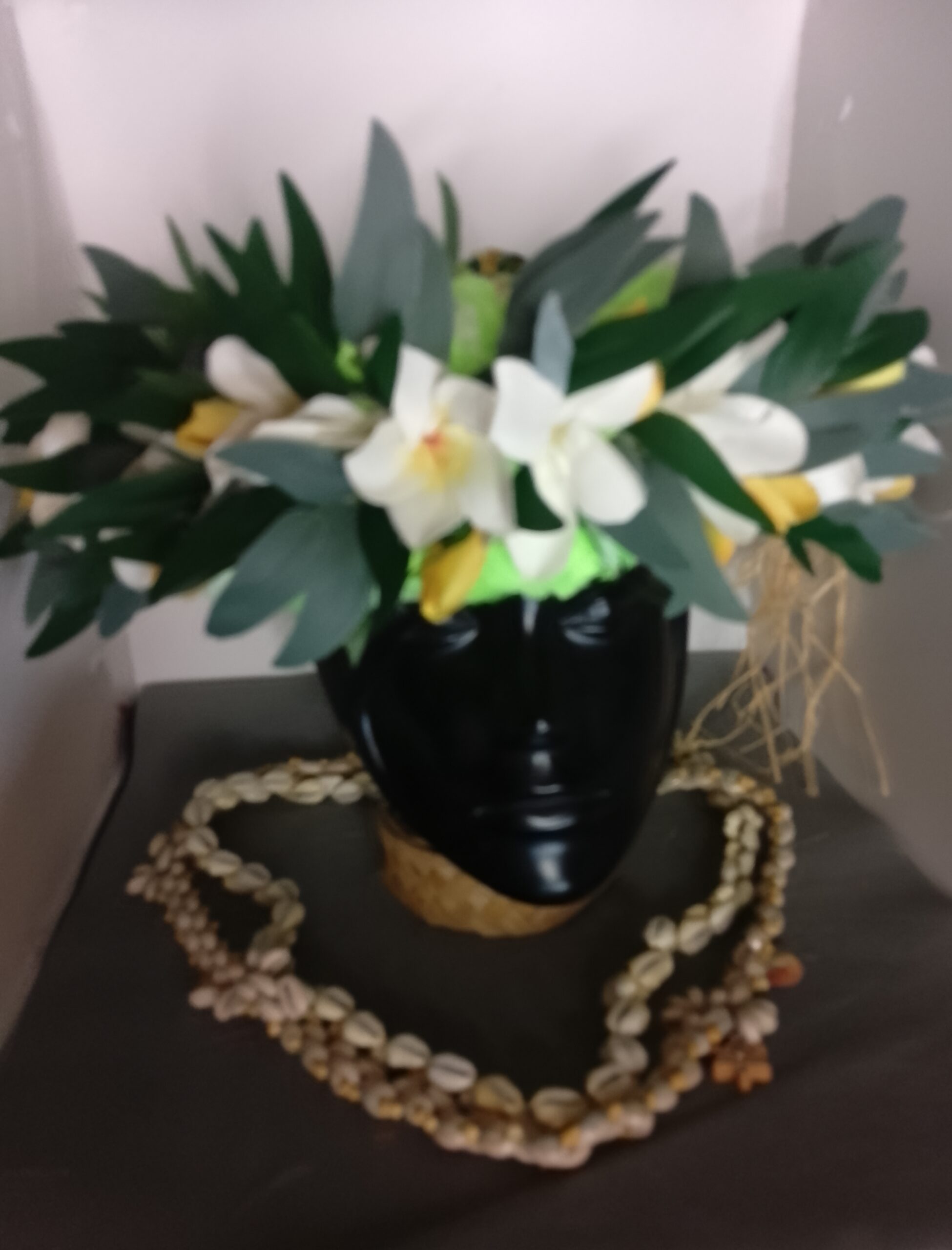 Couronne toute fleur Tahiti effet végétal verte tipanie blanc et boutons jaunes Vaite.e.Tiare créations