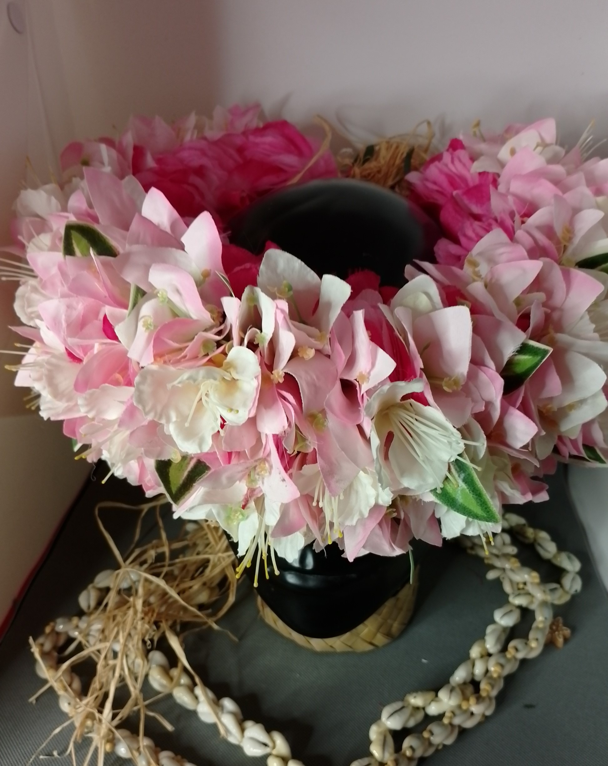 Couronne toutes fleurs Tahiti roses bougainvillier rose flamboyant blanc Vaite.e.Tiare créations