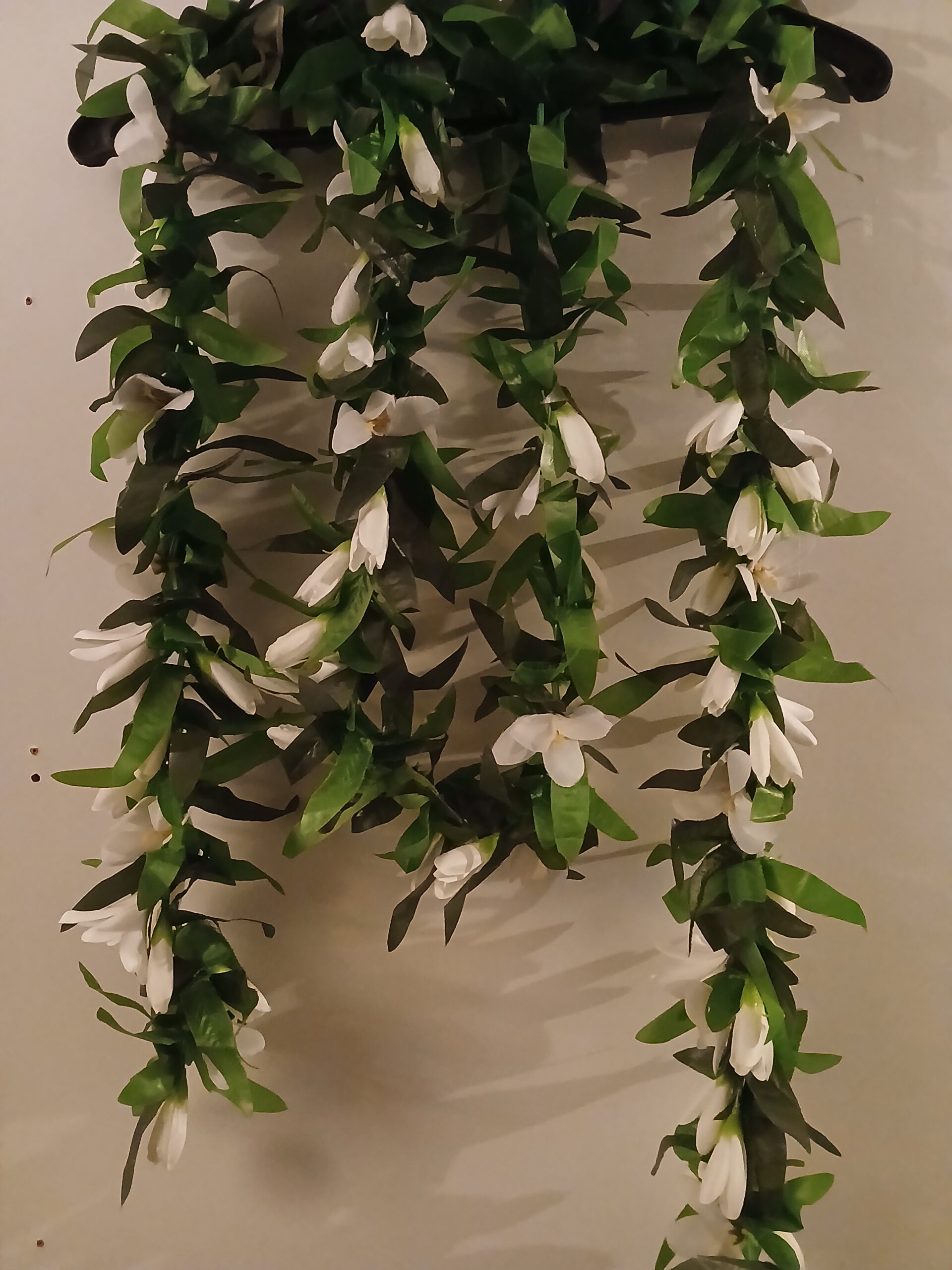 Grand lei de Cérémonie avec multiples boutons blancs Vaite.e.Tiare créations