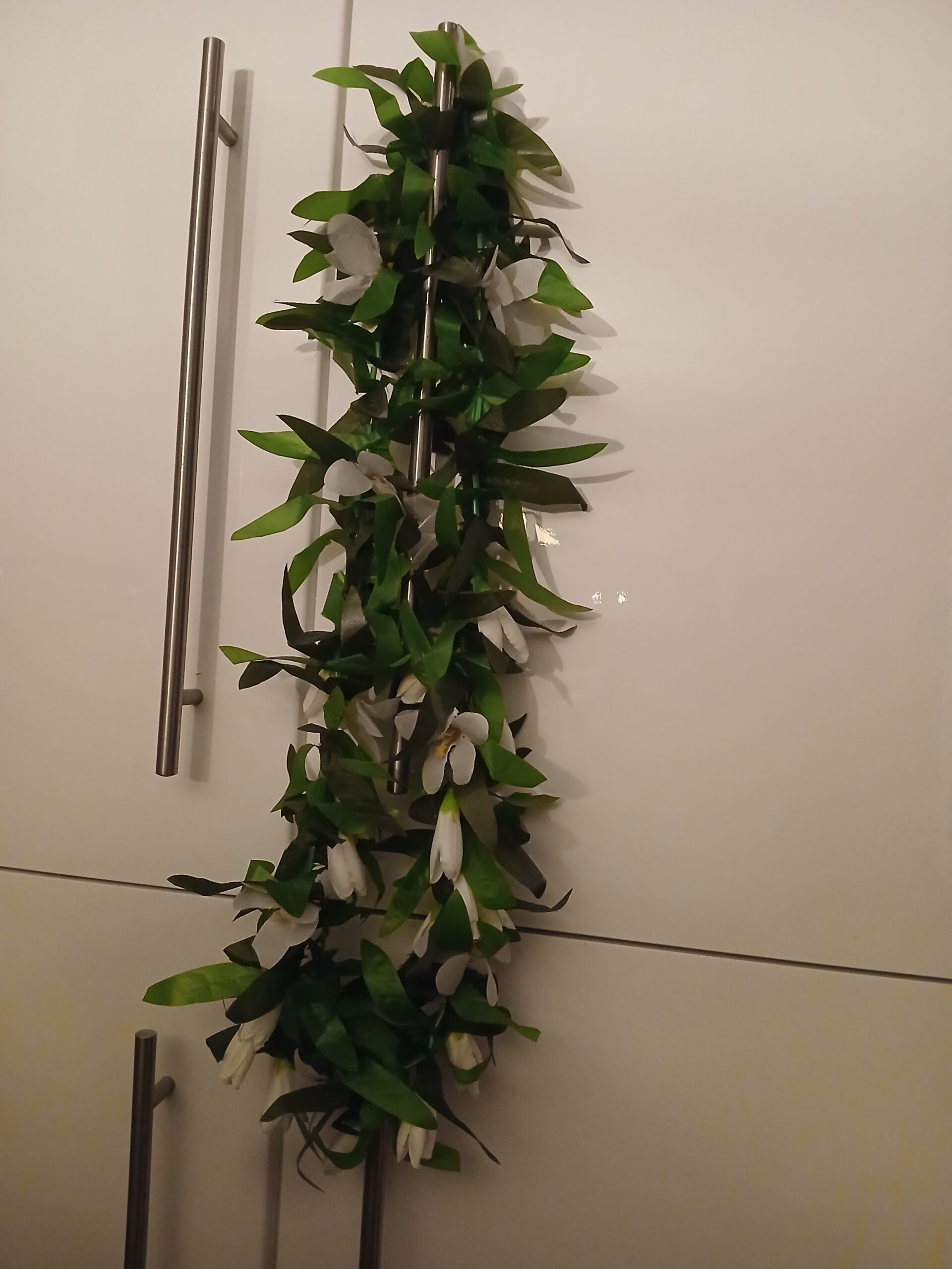 Grand lei de Cérémonie avec multiples boutons blancs Vaite.e.Tiare créations