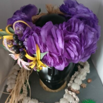 Couronne de fleur Tahiti violette tiare tatouée et grand lys élancés