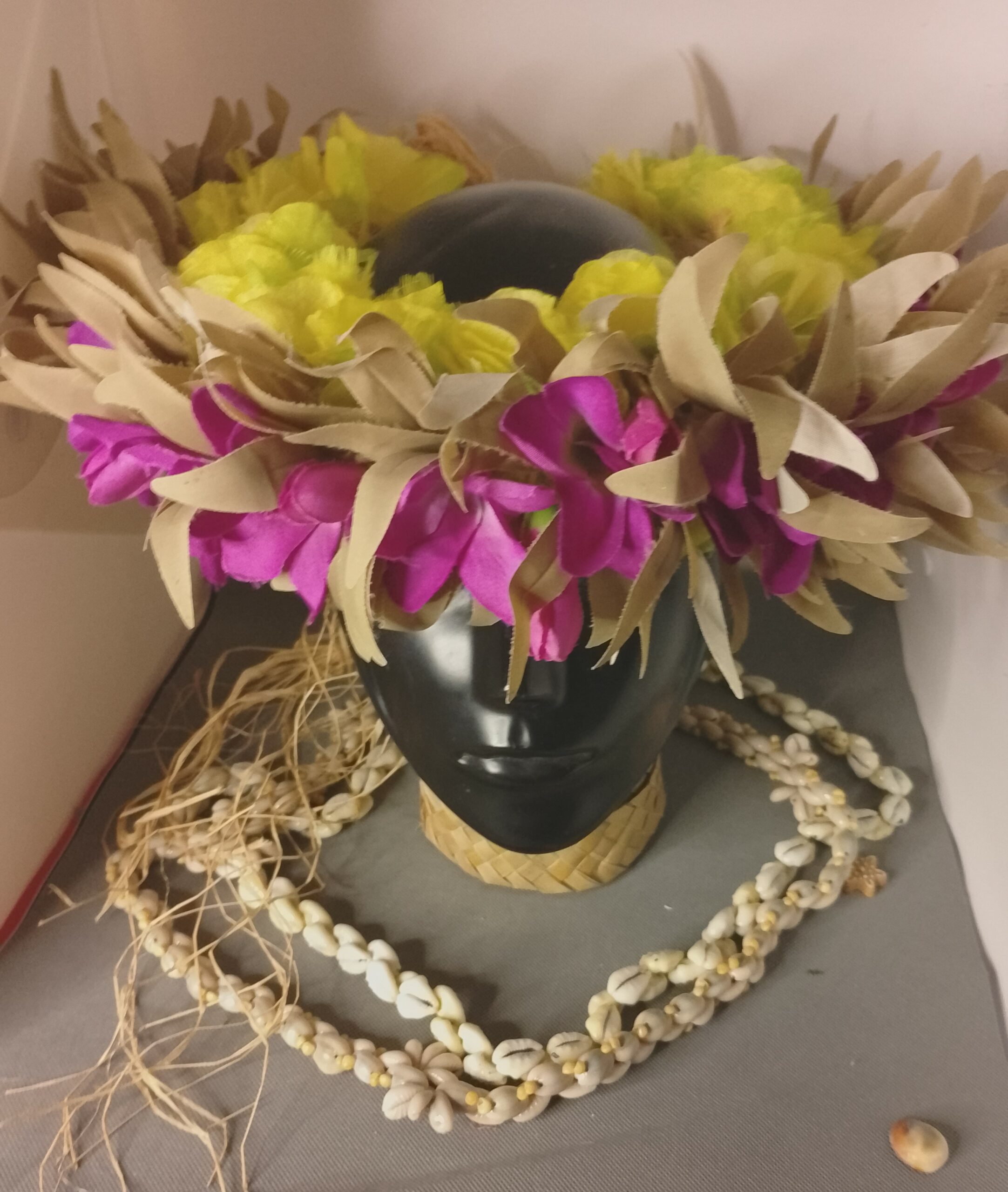 Couronne toute fleur jaune corolle feuillage et tipanie Vaite.e.Tiare création