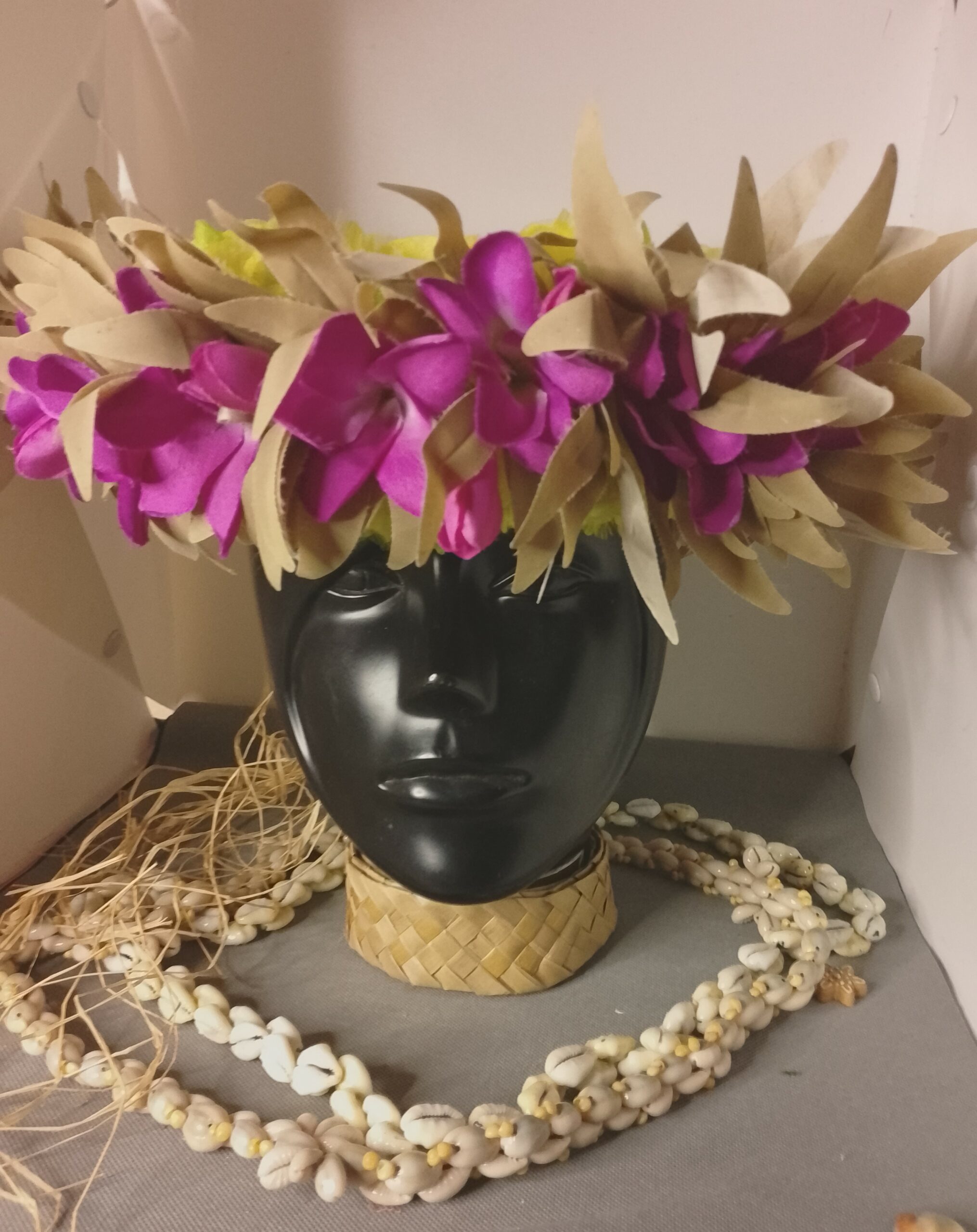 Couronne toute fleur jaune corolle feuillage et tipanie Vaite.e.Tiare création