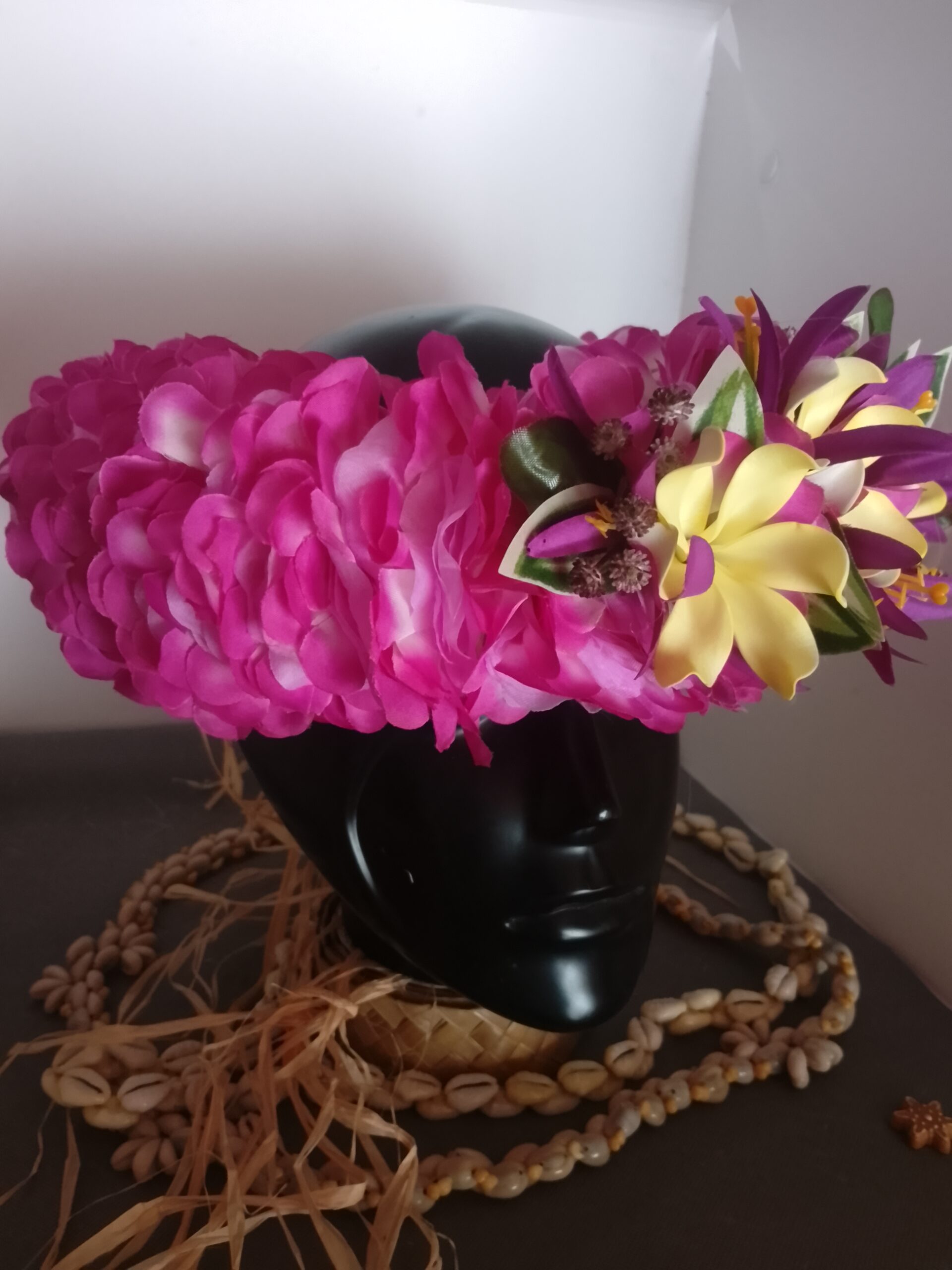 Couronne blanche bords violets trois tiare entre ouvertes lys élancés violets by Vaite.e.Tiare créations