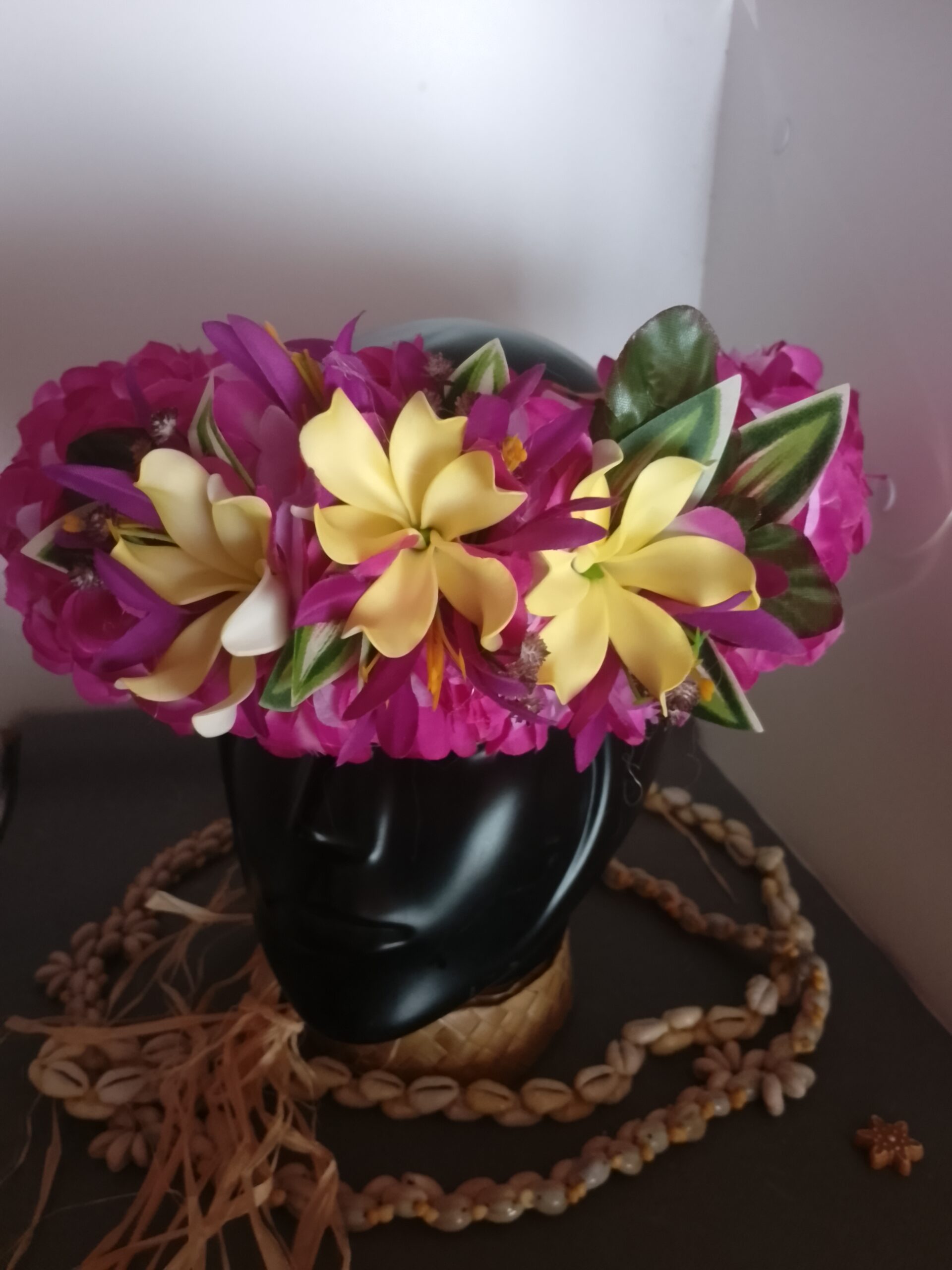 Couronne blanche bords violets trois tiare entre ouvertes lys élancés violets by Vaite.e.Tiare créations