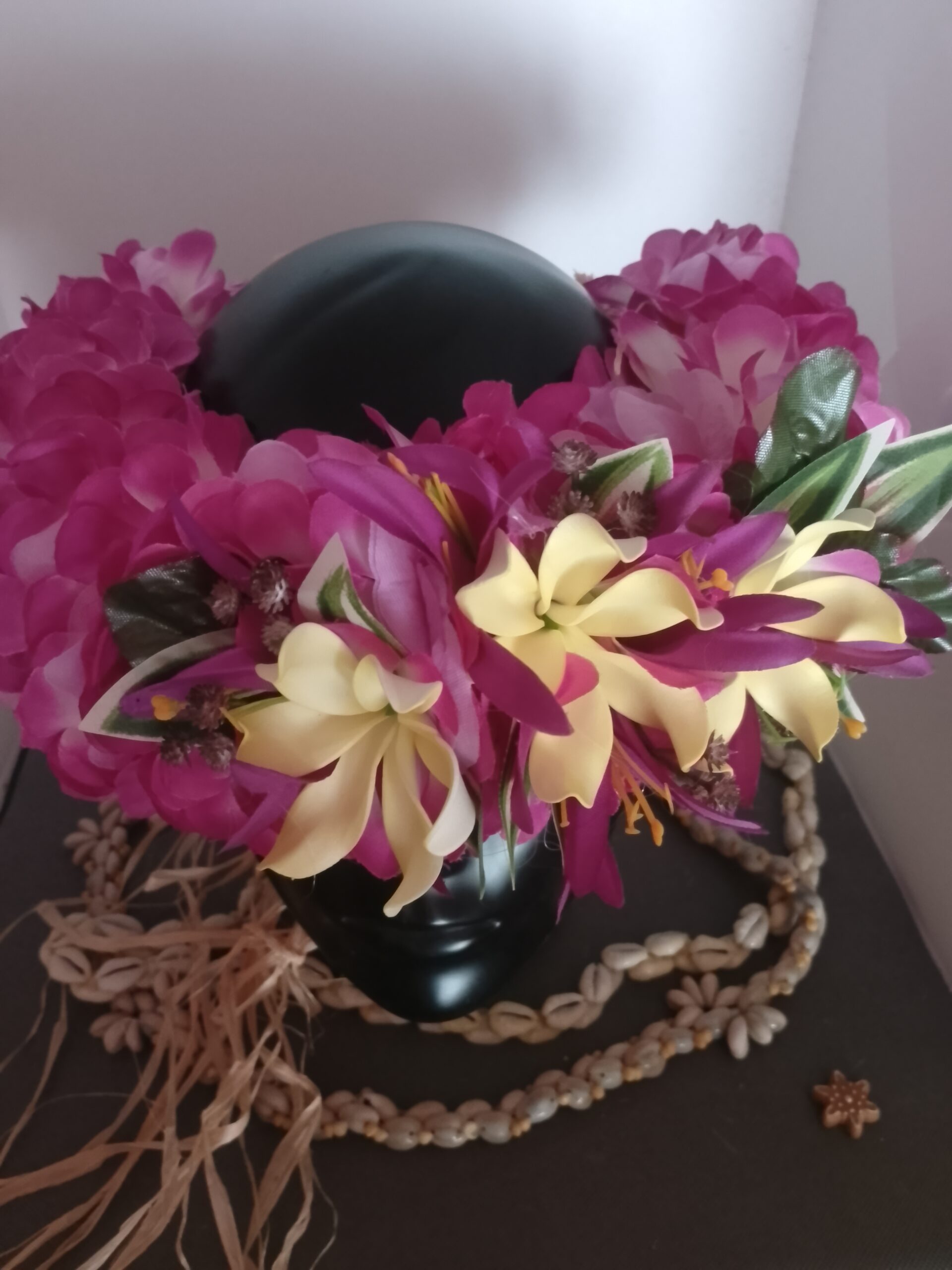 Couronne blanche bords violets trois tiare entre ouvertes lys élancés violets by Vaite.e.Tiare créations